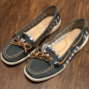 Sperry size 9M shoe, only worn once.